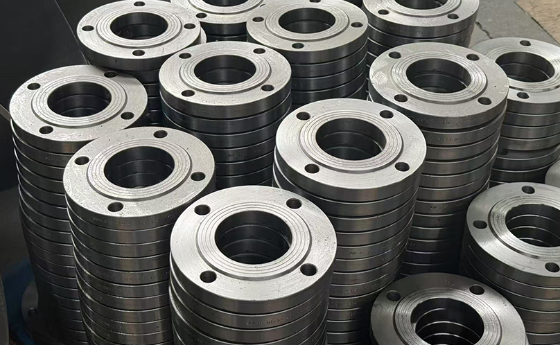 Bridas de acero al carbono versus bridas de acero inoxidable: ¿cuál es mejor para su sistema de tuberías?